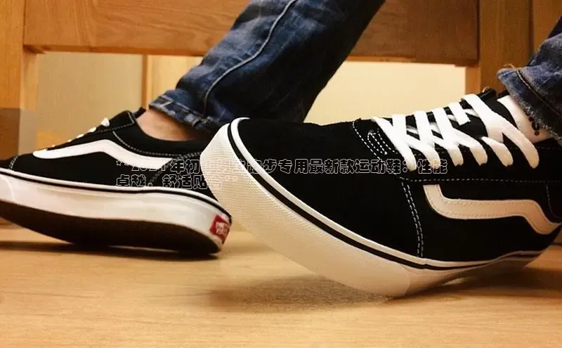 意昂2官网文心一言**2024 年初中男生跑步专用最新款运动鞋：性能
卓越，舒适贴合**