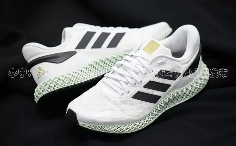 李宁：创新引领潮流——2025年新款运动鞋系列发布